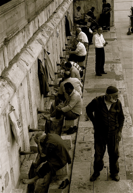 washing before entering the mosque