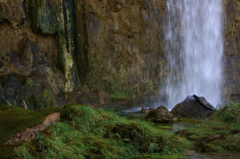 plitvice jezera - waterfall in green scenery