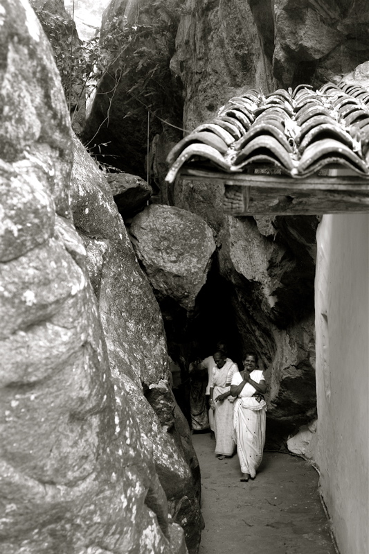 people from sri lanka - family going to temple_1