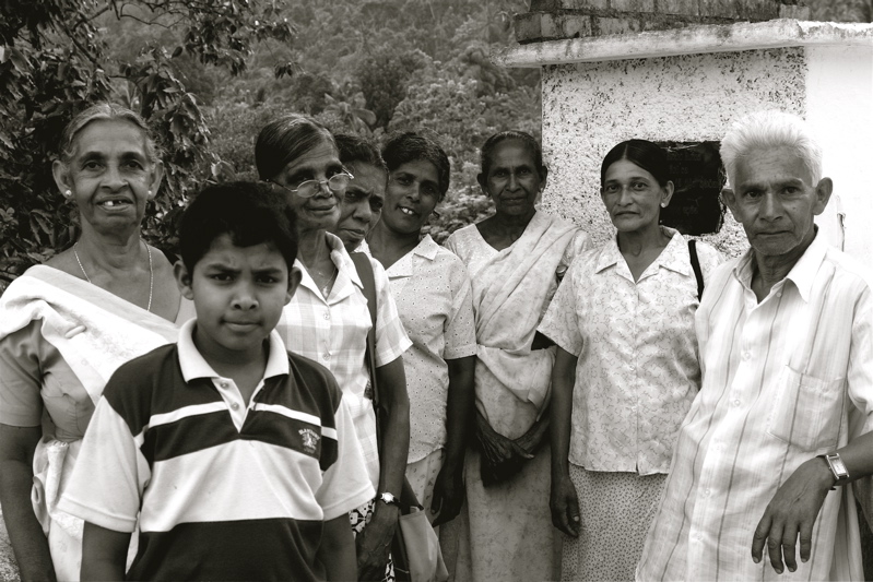 people from sri lanka - family going to temple_2