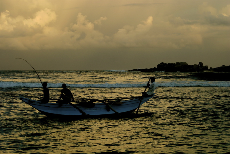 sri lanka - traditional boat fishing_1