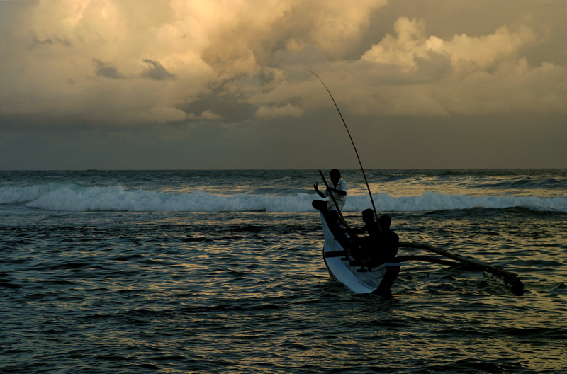 sri lanka - traditional boat fishing_3